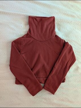 ALO Yoga Cropped Pullover in Rust Red